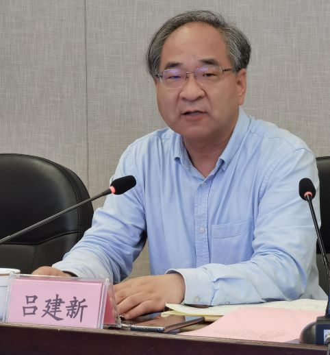 吕建新书记通报了2021年上半年学校各项工作推进情况,分析研判学校