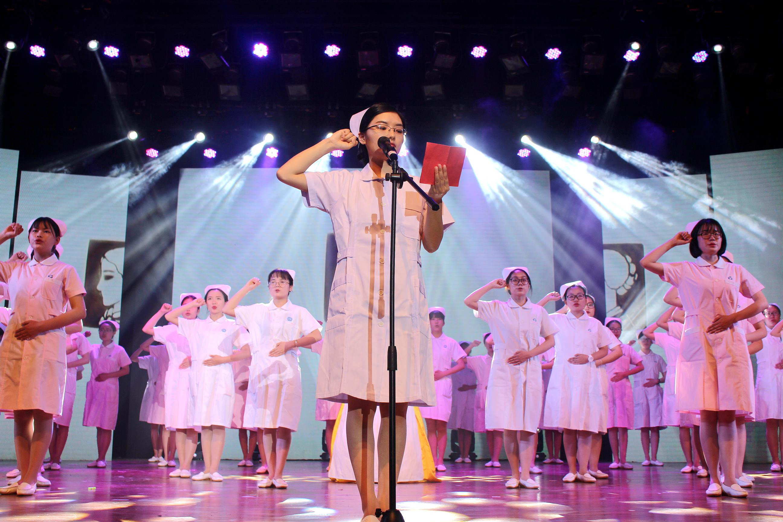 回望初心逐梦前行记护理学院2017年512国际护士节加冕仪式晚会