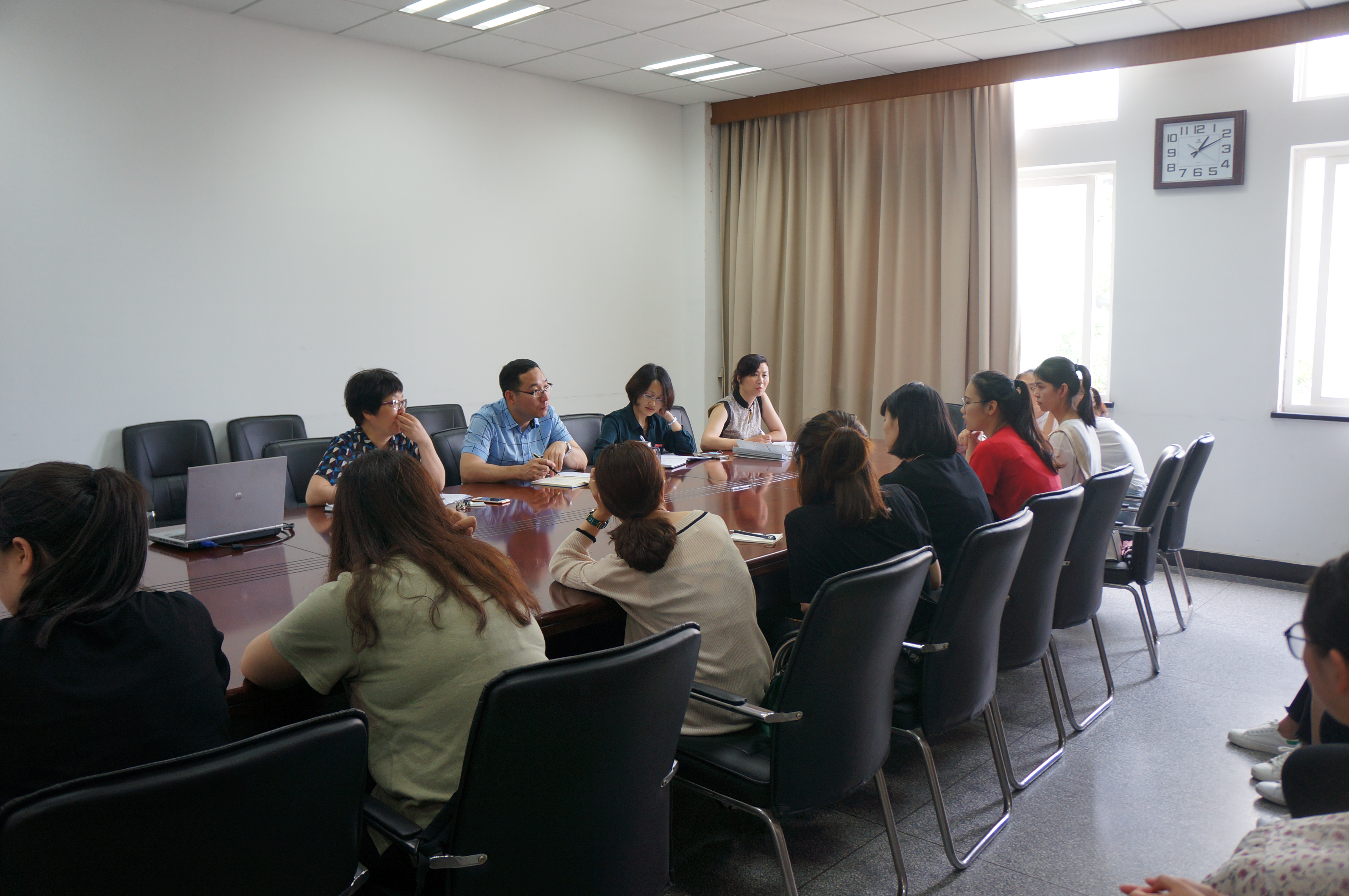 通过此次座谈会,深入了解学生的想法,听取学生的意见和建议,对提高