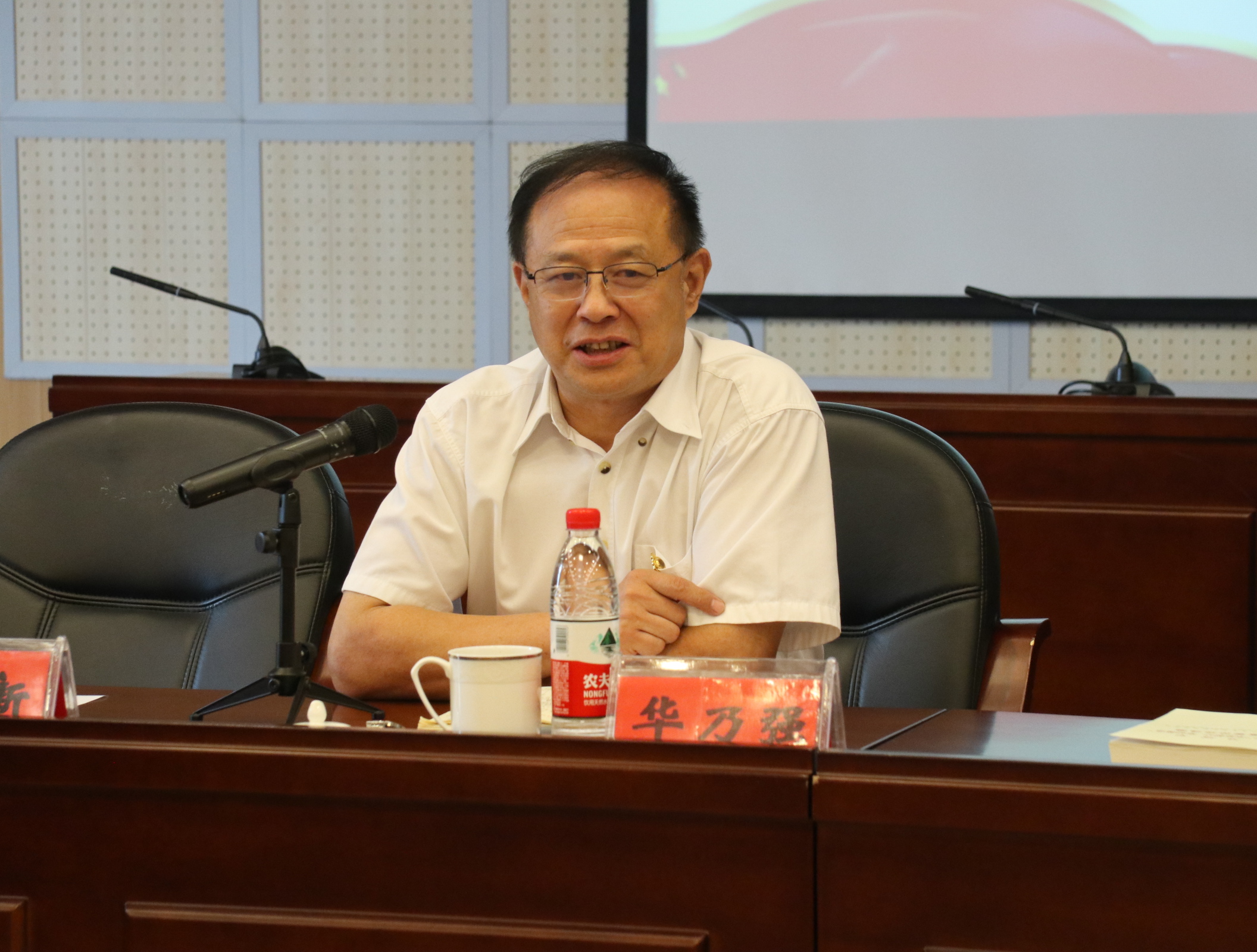 巡回指导组组长华乃强同志对姜建鸿的发言表示了高度认可,同时认为我