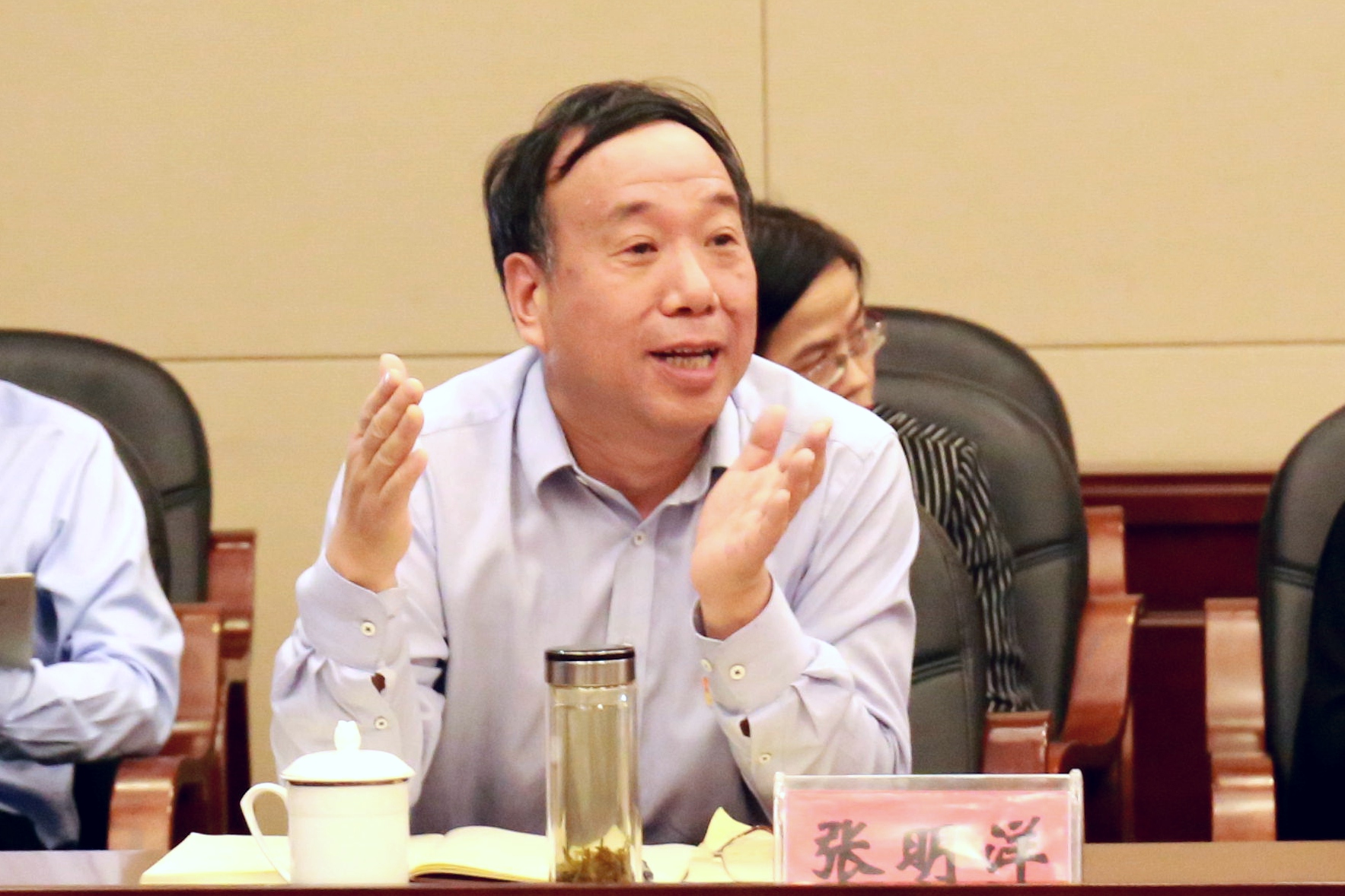 主题教育 | 我校召开党委理论学习中心组主题教育"政