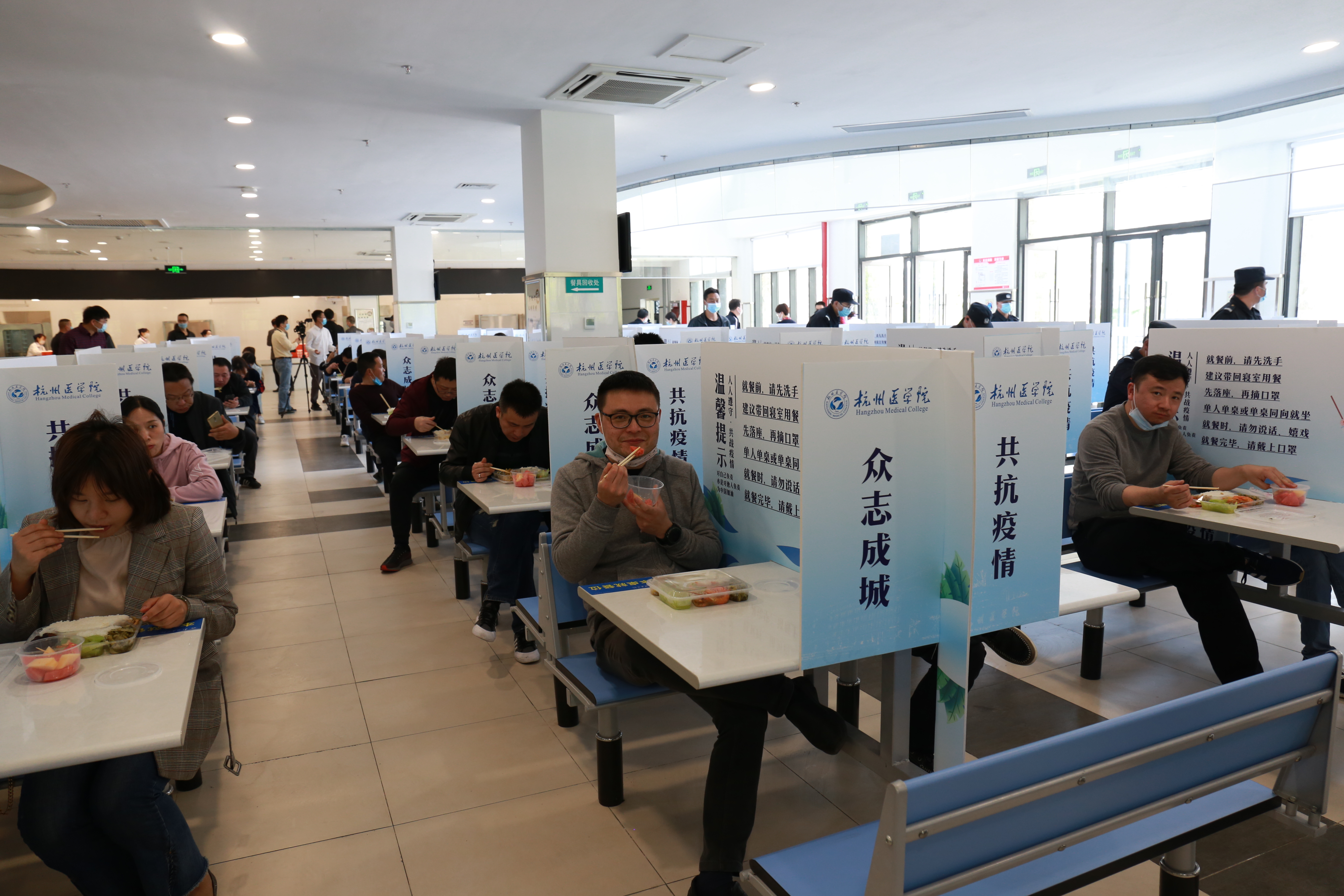 我们严阵以待等你平安归来杭州医学院开展第二次疫情防控应急处置演习