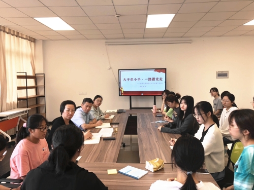 大手牵小手一路跟党走康复学院教师党员联系寝室座谈会